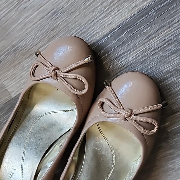 TAHARI SHOES - Picture 11 of 11